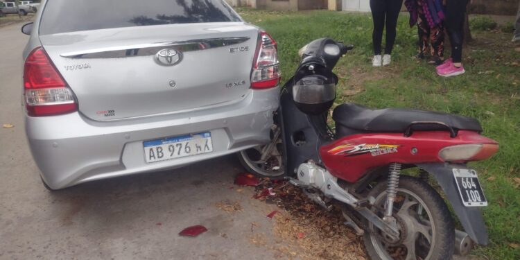 UNA MUJER HERIDA AL CHOCAR CON SU MOTO