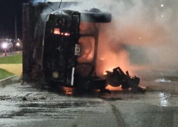 VUELCO E INCENDIO DE UN CAMIÓN