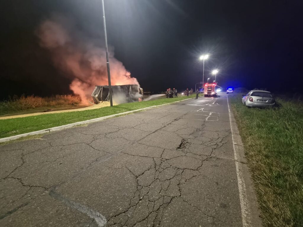 VUELCO E INCENDIO DE UN CAMIÓN 7 IMG 20250422 WA0006