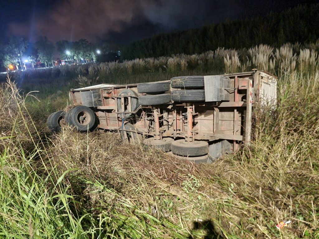 VUELCO E INCENDIO DE UN CAMIÓN 6 IMG 20250422 WA0011