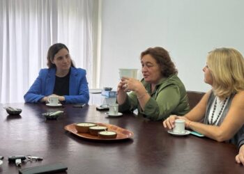 LA SENADORA GIL RECORRE LA SECCIÓN RECIBIENDO INQUIETUDES