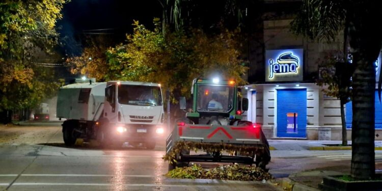 EL MUNICIPIO INTENSIFICA TAREAS DE BARRIDO POR LAS HOJAS
