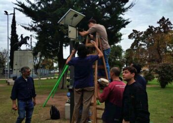 LA ESCUELA TECNICA DE BRAGADO SE OCUPA DE REPARAR LOS PANELES SOLARES EN ESPACIOS PUBLICOS.