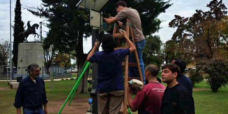 LA ESCUELA TECNICA DE BRAGADO SE OCUPA DE REPARAR LOS PANELES SOLARES EN ESPACIOS PUBLICOS.