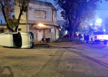 CHOQUE Y VUELCO EN PLENA CIUDAD. OCURRIO EN URQUIZA Y QUIROGA