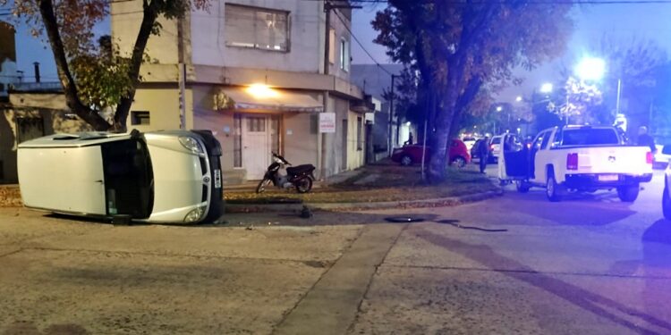 CHOQUE Y VUELCO EN PLENA CIUDAD. OCURRIO EN URQUIZA Y QUIROGA