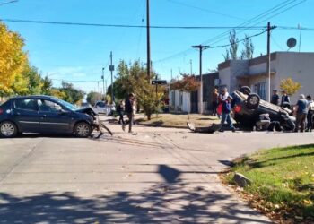 ESPECTACULAR ACCIDENTE CON VUELCO INCLUIDO. AFORTUNADAMENTE SIN HERIDOS