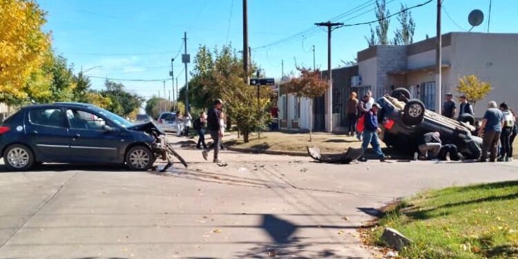 ESPECTACULAR ACCIDENTE CON VUELCO INCLUIDO. AFORTUNADAMENTE SIN HERIDOS