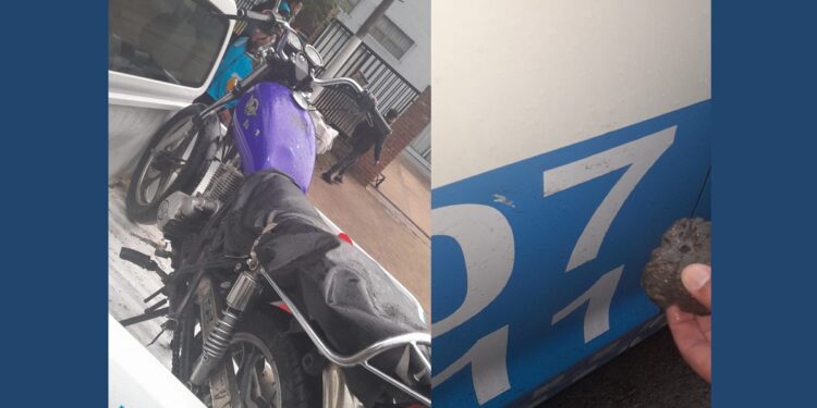 MENOR DEMORADO POR LA POLICÍA. INTENTÓ INTENTO AGREDIR A INSPECTORES DE TRÁNSITO Y DAÑÓ UN MÓVIL