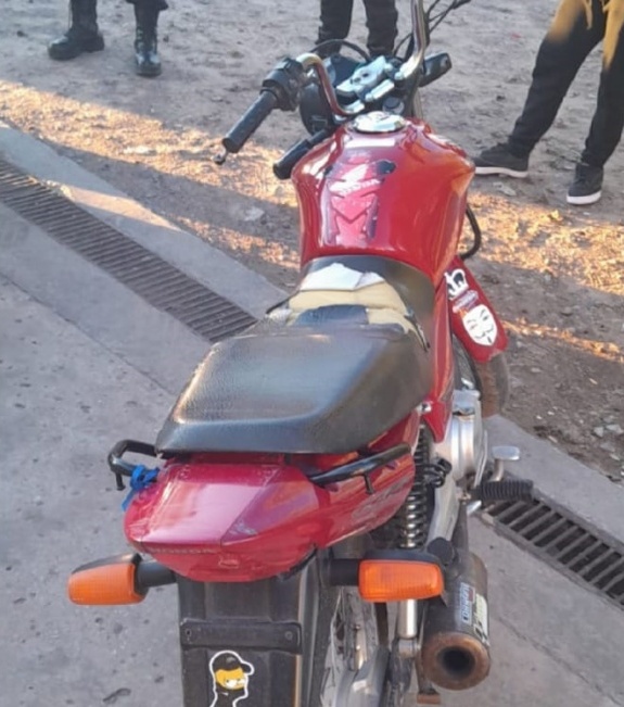 LE SECUESTRAN LA MOTO Y EBRIO, QUIERE PELEARSE CON LA POLICIA 6 moto secuestrada por marihuana