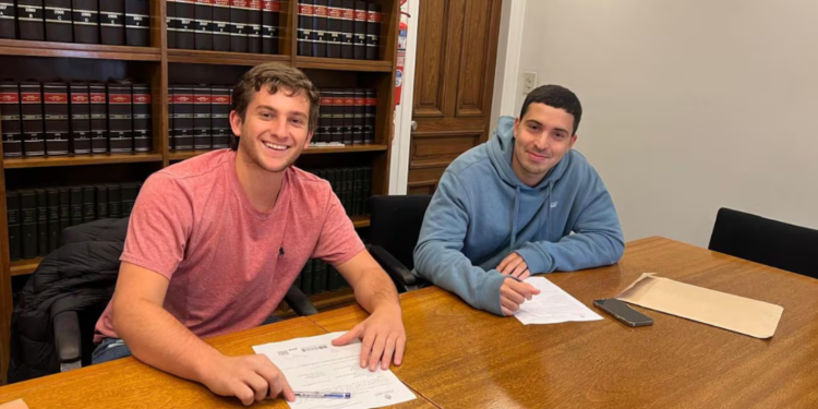 ES DE BRAGADO Y TRABAJA EN SU CAMPO CON UN INNOVADOR PRODUCTO