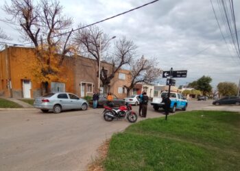 ACCIDENTE ENTRE MOTO Y AUTO. SIN HERIDOS