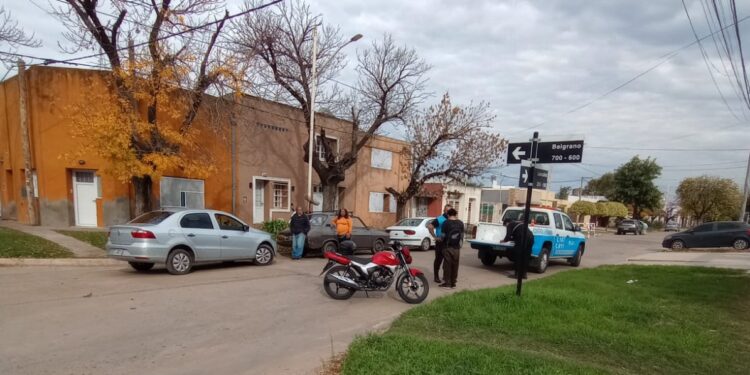 ACCIDENTE ENTRE MOTO Y AUTO. SIN HERIDOS