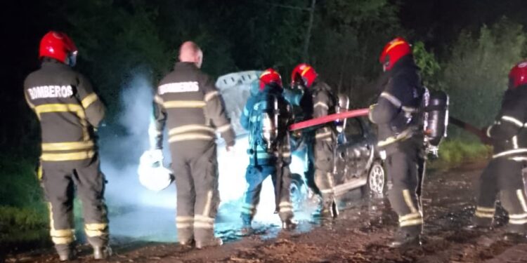 INCENDIO DE UN AUTO. INVESTIGAN LAS CAUSAS.
