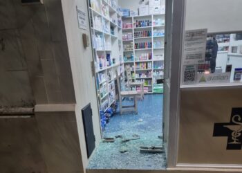 DAÑOS EN UNA FARMACIA. ROMPIERON LA PUERTA