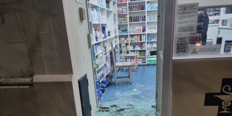 DAÑOS EN UNA FARMACIA. ROMPIERON LA PUERTA