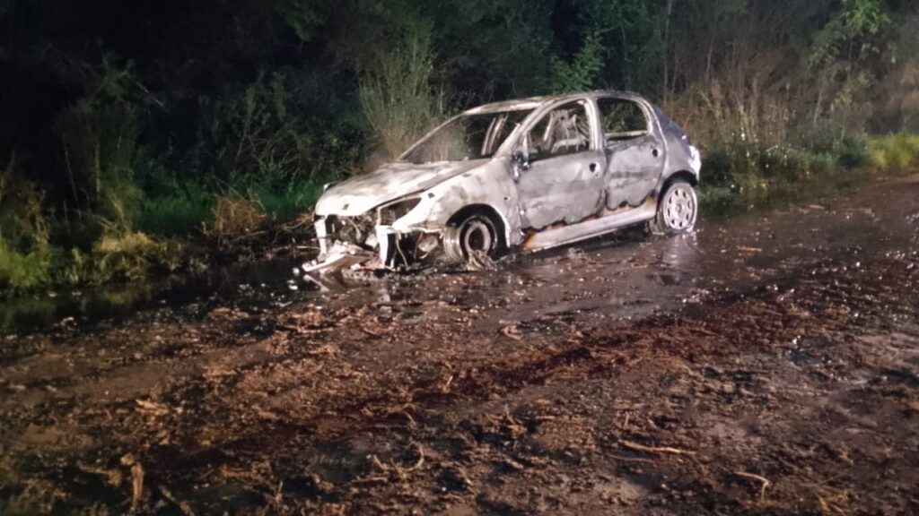 INCENDIO DE UN AUTO. INVESTIGAN LAS CAUSAS. 4 IMG 20250515 WA0008
