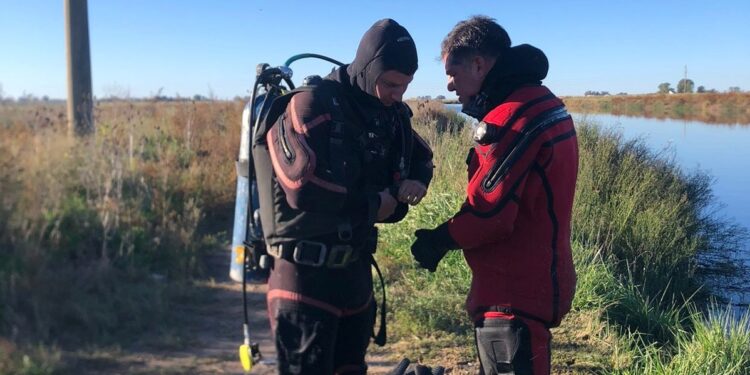 ENTRENAMIENTO EN ACCIÓN: PRACTICA DE BUZOS Y RESCATE ACUÁTICO