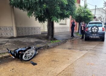 FUERTE COLISION ENTRE UN AUTO Y UNA MOTO