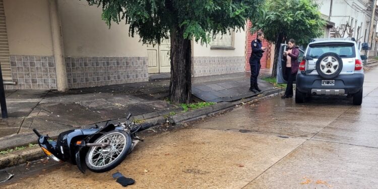FUERTE COLISION ENTRE UN AUTO Y UNA MOTO 1 FUERTE COLISION ENTRE UN AUTO Y UNA MOTO
