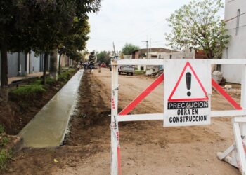 INICIARON LOS TRABAJOS DE CORDÓN CUNETA EN JUAN MANUEL DE ROSAS Y MAESTROS ARGENTINOS