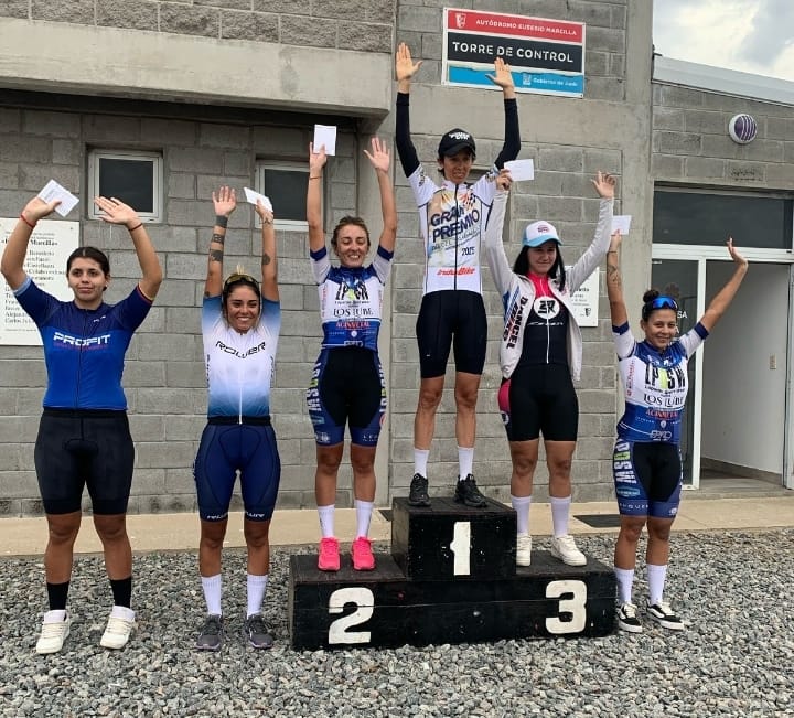 mujeres ciles podio
