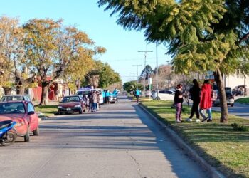 CHOQUE DE UNA MOTO Y UN AUTO. UNA JOVEN DE 19 CON FRACTURAS