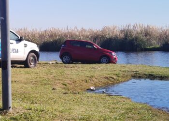 UN AUTO A CENTÍMETROS DE CAER EN LA LAGUNA