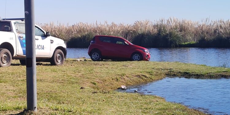 UN AUTO A CENTÍMETROS DE CAER EN LA LAGUNA