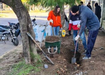 LOS ALUMNOS DE LA ESCUELA TECNICA DE BRAGADO RESTAURAN LA VEREDA DEL EDIFICIO