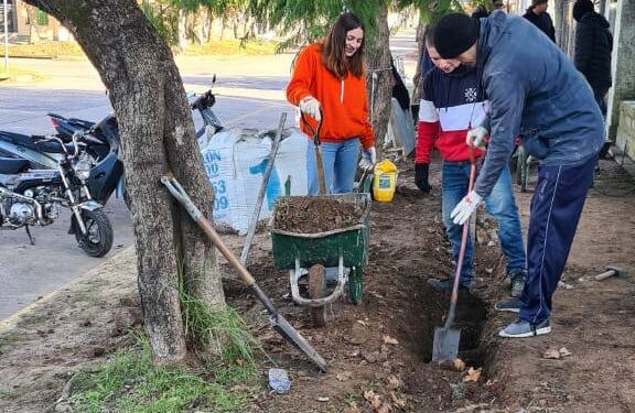 LOS ALUMNOS DE LA ESCUELA TECNICA DE BRAGADO RESTAURAN LA VEREDA DEL EDIFICIO