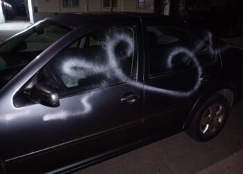 IDENTIFICARON A LOS AUTORES DE LAS PINTADAS EN AUTOMÓVILES EN LA VIA PUBLICA