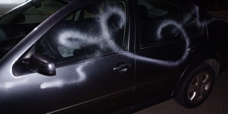 IDENTIFICARON A LOS AUTORES DE LAS PINTADAS EN AUTOMÓVILES EN LA VIA PUBLICA