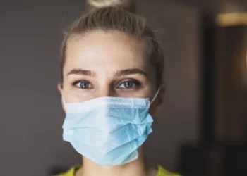 COVID-19 SIGUE ENTRE NOSOTROS. SE HAN VUELTO A INSTALAR EL USO DE BARBIJOS 12 COVID-19 SIGUE ENTRE NOSOTROS. SE HAN VUELTO A INSTALAR EL USO DE BARBIJOS