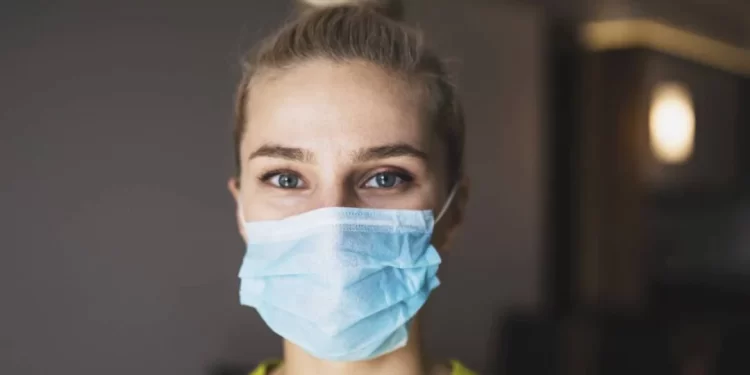 COVID-19 SIGUE ENTRE NOSOTROS. SE HAN VUELTO A INSTALAR EL USO DE BARBIJOS 1 COVID-19 SIGUE ENTRE NOSOTROS. SE HAN VUELTO A INSTALAR EL USO DE BARBIJOS