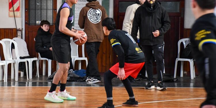 SIGUEN LAS FINALES LOCALES DE JUEGOS BONAERENSES. TOCO PADEL Y BASQUET 3 X 3