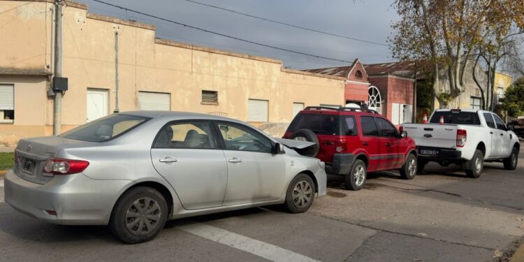 CAMIONETA DE LA MUNICIPALIDAD INVOLUCRADA EN TRIPLE CHOQUE