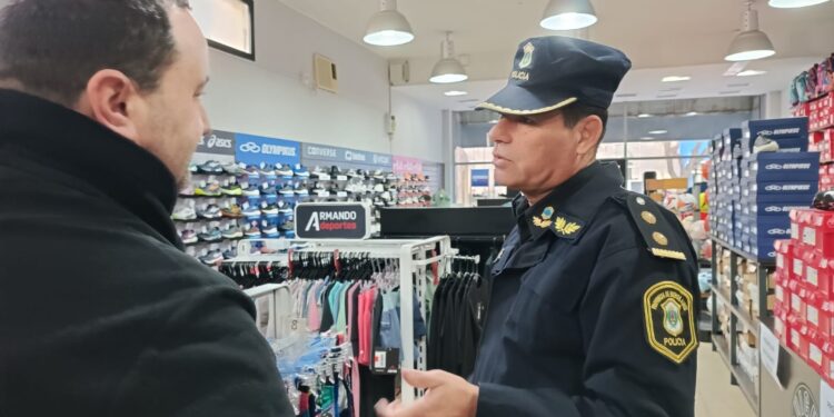 EL COMISARIO FIGUEROA EN LA CALLE: HABLÓ CON VECINOS Y COMERCIANTES DE NUESTRA CIUDAD