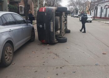 VUELCO EN PLENO CENTRO. AFORTUNADAMENTE SOLO DAÑOS MATERIALES