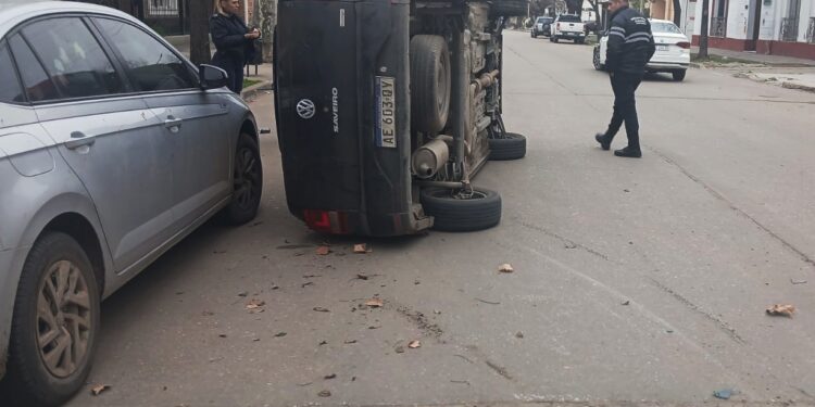 VUELCO EN PLENO CENTRO. AFORTUNADAMENTE SOLO DAÑOS MATERIALES 1 VUELCO EN PLENO CENTRO. AFORTUNADAMENTE SOLO DAÑOS MATERIALES