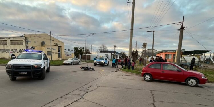 OTRO MÁS… CHOCARON UN AUTO Y UNA MOTO