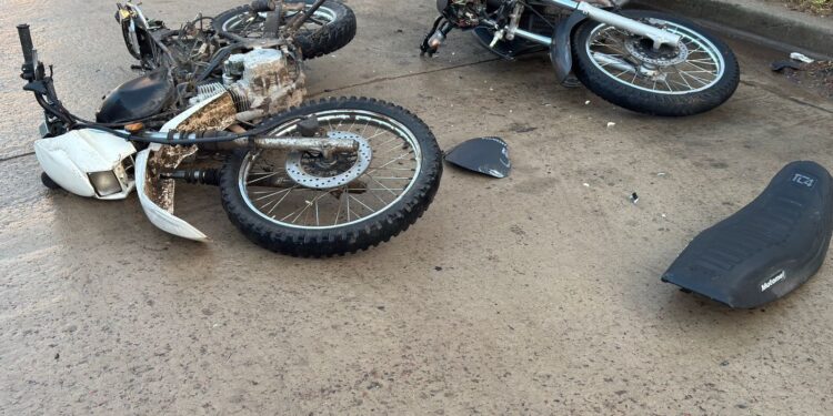 CHOCARON DOS MOTOS. AMBOS CONDUCTORES HERIDOS