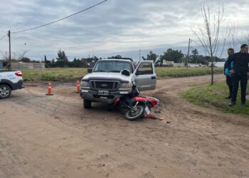 VIOLENTA COLISIÓN DE UNA MOTO Y UNA CAMIONETA