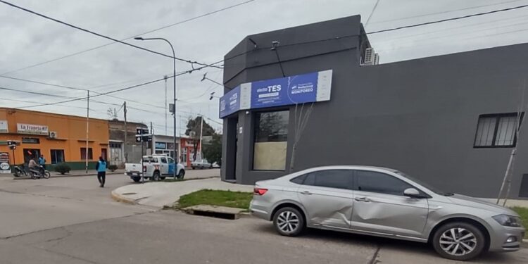 OTRA VEZ MAS… CHOQUE ENTRE UN AUTO Y UNA MOTO