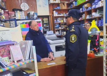 PROXIMIDAD. EL COMISARIO FIGUEROA MANO A MANO CON LOS COMERCIANTES