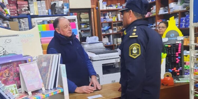 PROXIMIDAD. EL COMISARIO FIGUEROA MANO A MANO CON LOS COMERCIANTES