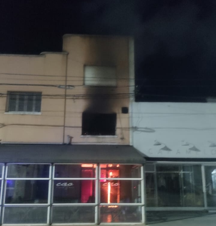 INCENDIO EN PLENO CENTRO EN CONOCIDA CONFITERÍA 4 116329 01