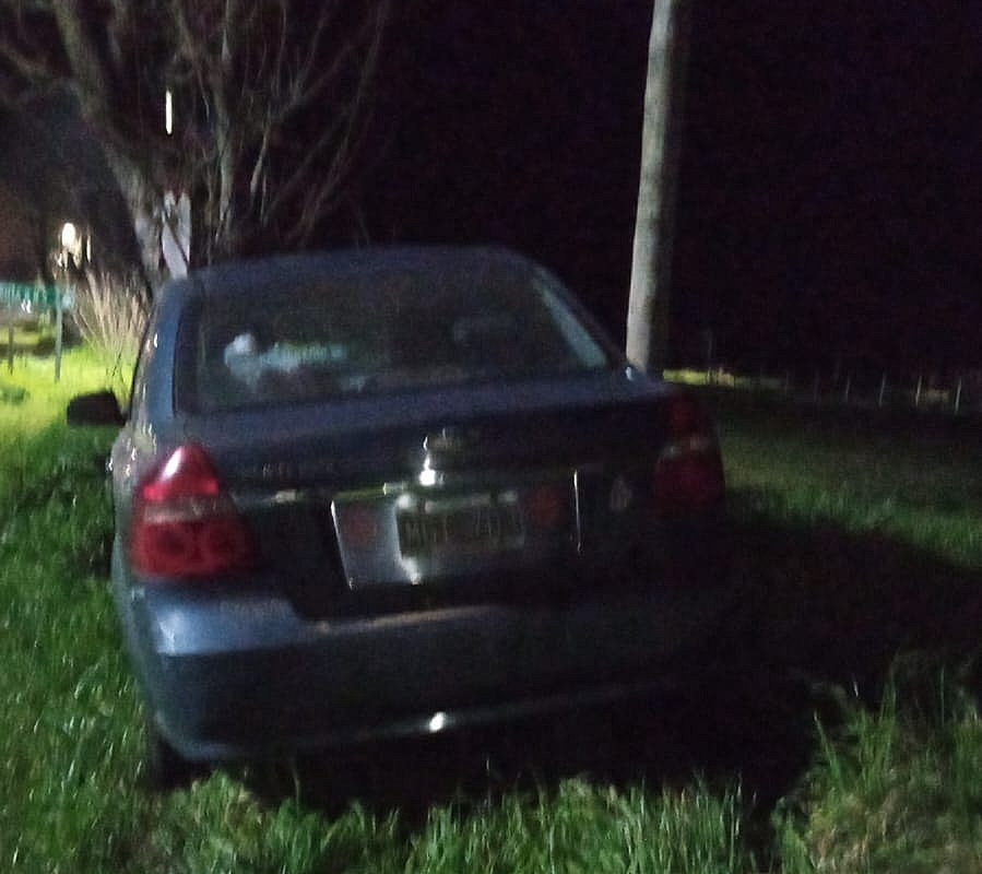 UN AUTO CHOCO UN ÁRBOL EN EL ACCESO A MECHITA 4 120075 02