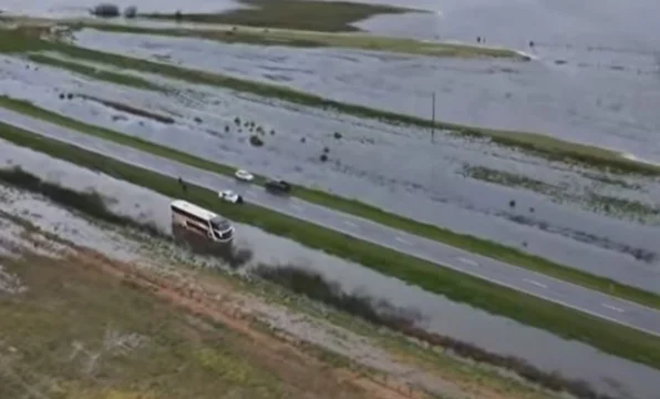 RUTA 5. UN MICRO QUEDÓ VARADO E INUNDADO. RESCATE EN LANCHA 6 360 1