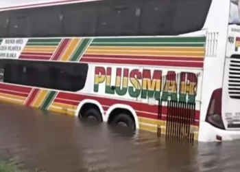 RUTA 5. UN MICRO QUEDÓ VARADO E INUNDADO. RESCATE EN LANCHA